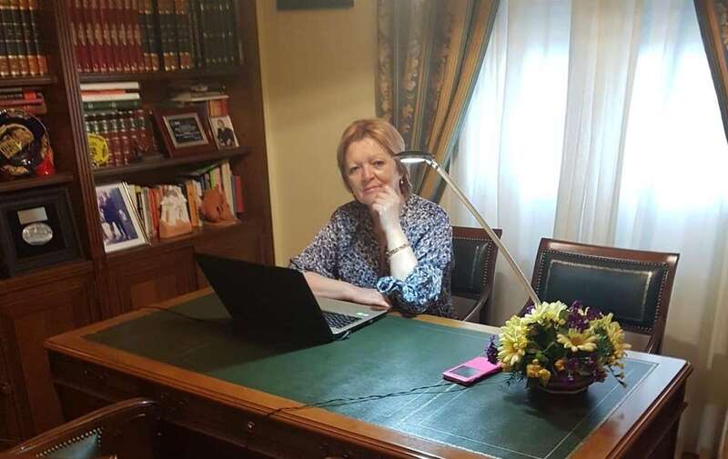 Loli Falcón en el despacho de su casa de Granada (Foto TA)